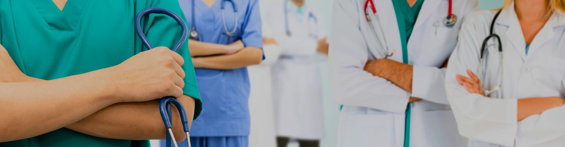 Lekarze i pielęgniarki stoją w centrum medycznym na korytarzu i czekają na wyniki badania klinicznego.